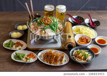 Banquet party course meal centered around offal hotpot 106933453