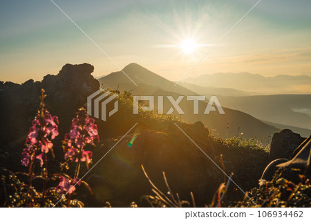 山上的早晨 山上的早晨 106934462