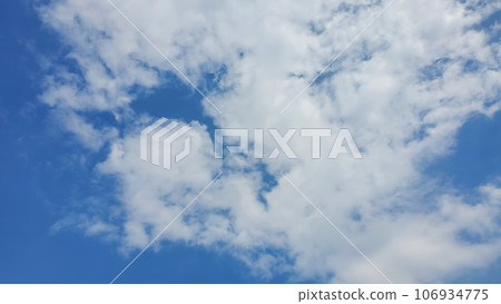 漂浮在藍天上的雲彩 漂浮在藍天上的雲彩 106934775