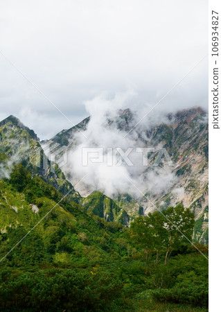 北阿爾卑斯山被雲彩覆蓋 106934827