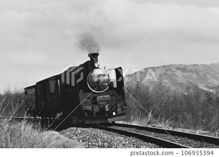 （昭和時代記錄）蒸汽機車C56在小海線高原上行駛 106935394