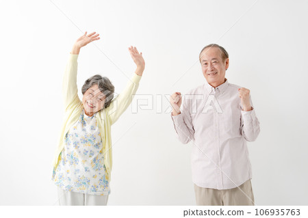 年長夫婦拳頭姿勢 106935763