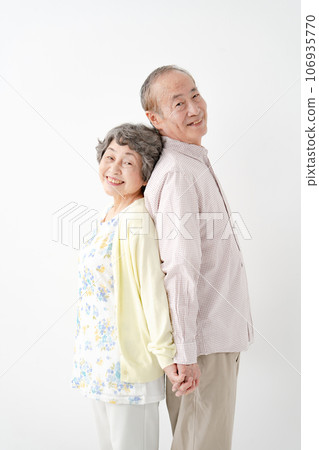 Friends Senior couple 106935770