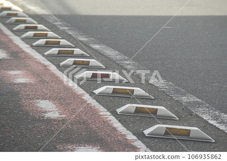 Road stud solar light center line 106935862