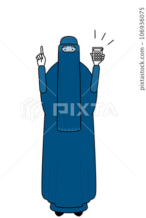 穿著罩袍的穆斯林婦女用計算器指著 穿著罩袍的穆斯林婦女用計算器指著 106936075