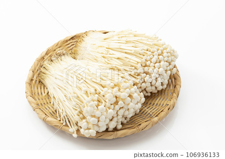 Enoki mushrooms on a tray_white background 106936133