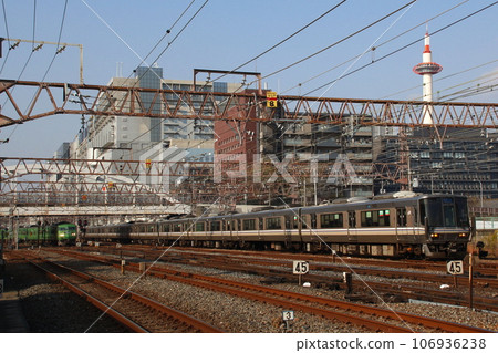 京都市內運行的東海道本線223系列:新型快速列車 京都市內運行的東海道本線223系列:新型快速列車 106936238