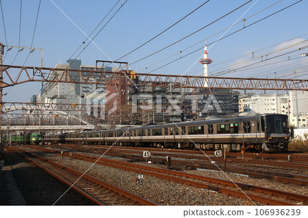 京都市內運行的東海道本線223系列:新型快速列車 京都市內運行的東海道本線223系列:新型快速列車 106936239