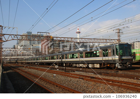 Tokaido Main Line 223 series running within Kyoto City: New rapid train 106936240