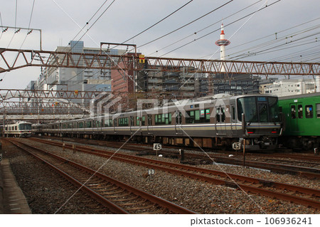 京都市內運行的東海道本線223系列:新型快速列車 京都市內運行的東海道本線223系列:新型快速列車 106936241