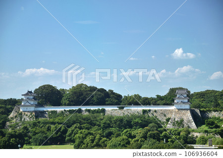 明石城堡、兩座砲塔和白色柵欄 106936604
