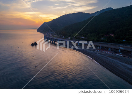 Drone/Aerial Photography｜Oyashirazu Coast in the early morning (around Oyashirazu Pier Park) 106936624
