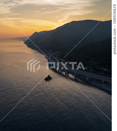 Drone/Aerial Photography｜Oyashirazu Coast in the early morning (around Oyashirazu Pier Park) 106936629
