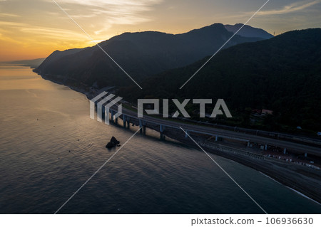 Drone/Aerial Photography｜Oyashirazu Coast in the early morning (around Oyashirazu Pier Park) 106936630