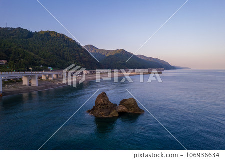 Drone/Aerial Photography｜Oyashirazu Coast in the early morning (around Oyashirazu Pier Park) 106936634