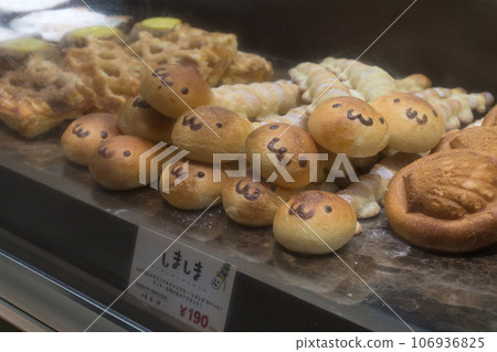 Shimashima character bread 106936825