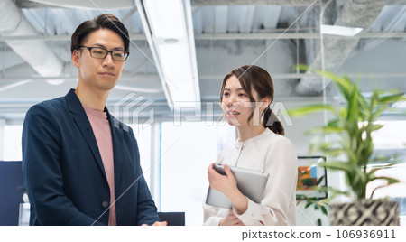在自由地址辦公室工作的商人和女商人 106936911
