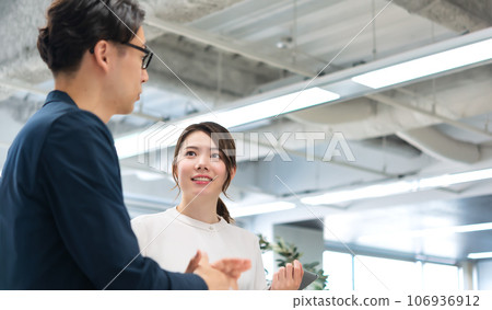在自由地址辦公室工作的商人和女商人 106936912