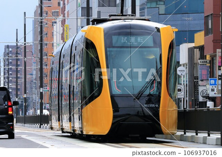 [Utsunomiya Light Rail] Type HU300 (Utsunomiya Haga Light Rail Line: Utsunomiya Station East Exit - Higashijukugo) 106937016