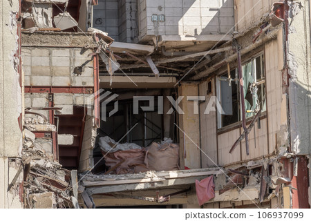 The building's frame leaned during demolition work 106937099