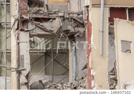 Steel frames and exterior walls shattered during demolition work 106937102
