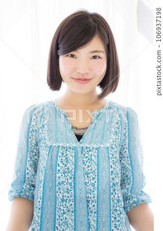 一個美麗的微笑女人的肖像 106937198