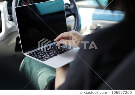 女人在車裡使用電腦 女人在車裡使用電腦 106937200