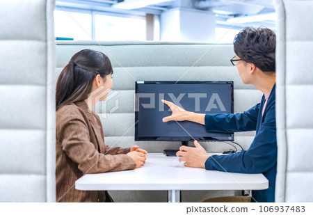 Businessmen and businesswomen talking at private booths 106937483