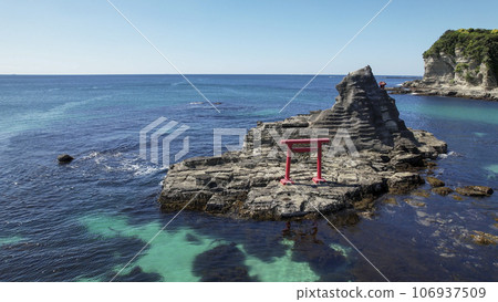 Torii that floats in the sea Torii that floats in the sea 106937509