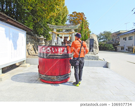 Shitarari Shrine on the approach to Hofu Tenmangu Shrine in Yamaguchi Prefecture 106937734
