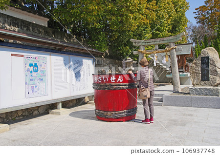 Shitarari Shrine and people on the approach to Hofu Tenmangu Shrine in Yamaguchi Prefecture Shitarari Shrine and people on the approach to Hofu Tenmangu Shrine in Yamaguchi Prefecture 106937748
