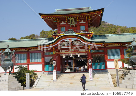 Hofu Tenmangu Shrine in Yamaguchi Prefecture, with its vermilion gate and worshipers Hofu Tenmangu Shrine in Yamaguchi Prefecture, with its vermilion gate and worshipers 106937749