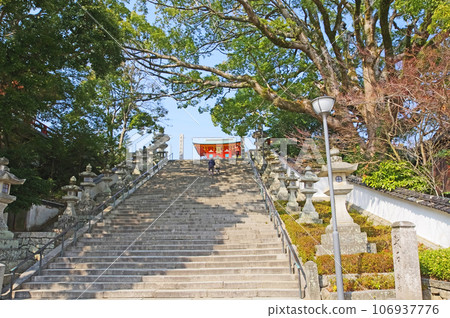 The approach to Hofu Tenmangu Shrine in Yamaguchi Prefecture, where you can see the vermilion-painted tower gate and the sacred tree The approach to Hofu Tenmangu Shrine in Yamaguchi Prefecture, where you can see the vermilion-painted tower gate and the sacred tree 106937776