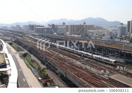 姬路站附近的JR神戶線221系列(快速列車) 姬路站附近的JR神戶線221系列(快速列車) 106938211