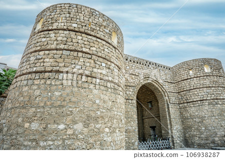 Stone arch of ancient Jeddah Old Gate on the street of Al-Balad, Jeddah, Saudi Arabia 106938287