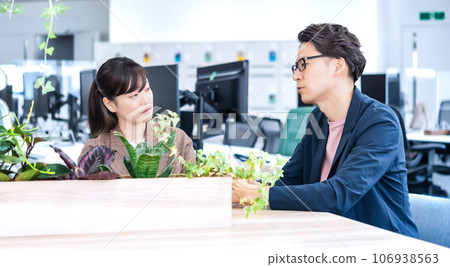 Free address office Businessmen and businesswomen talking 106938563