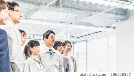 穿著工作服的工人 穿著工作服的工人 106938567