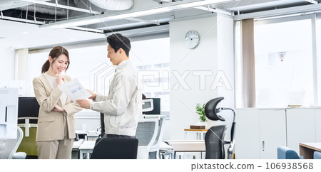 辦公室搬遷：工作服女和西裝女 106938568