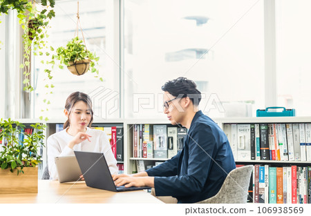 在自由地址辦公室工作的商人和女商人 106938569