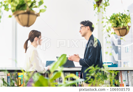 Businessmen and businesswomen working in free-address offices 106938570