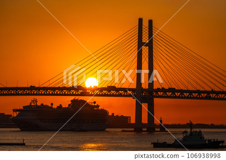 [Kanagawa Prefecture] Dawn in Yokohama, Yokohama Bay Bridge and luxury cruise ship 106938998