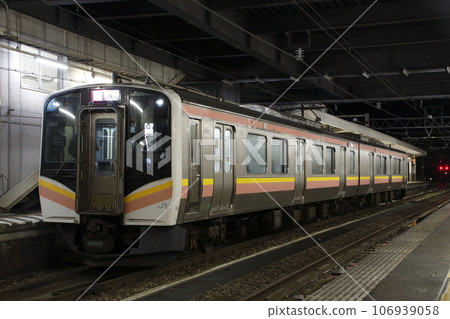 Joetsu Line E129 series 2 cars (one-man operation: Echigo Nakazato ⇔ Nagaoka) 106939058