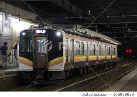 Joetsu Line E129 series 2 cars (one-man operation: Echigo Nakazato ⇔ Nagaoka) 106939059