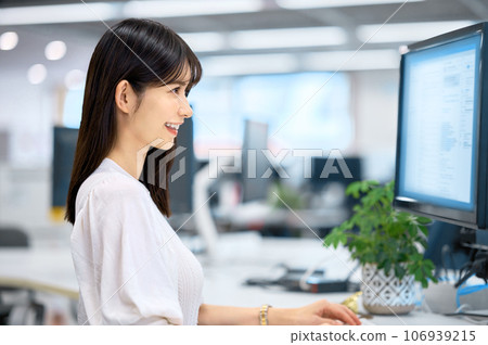 微笑著操作電腦的女商人 微笑著操作電腦的女商人 106939215