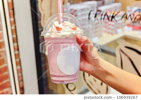 Ichigo smoothie 106939267