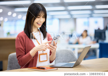 操作智能手機的女商人 106939311