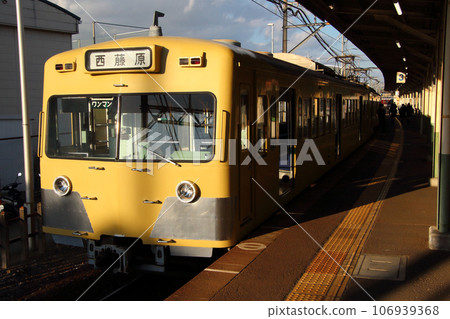 Sangi Railway Sigi Line 801 series train (Seibu yellow vehicle) Sangi Railway Sigi Line 801 series train (Seibu yellow vehicle) 106939368