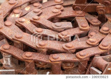 top side view Close up of a old rusty chain links top side view Close up of a old rusty chain links 106939823