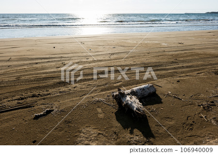 Calm sandy beach at sunset 106940009