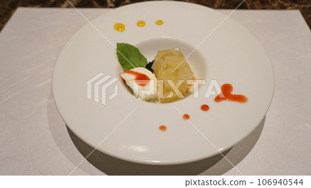 桃子果凍和奶油甜點 桃子果凍和奶油甜點 106940544